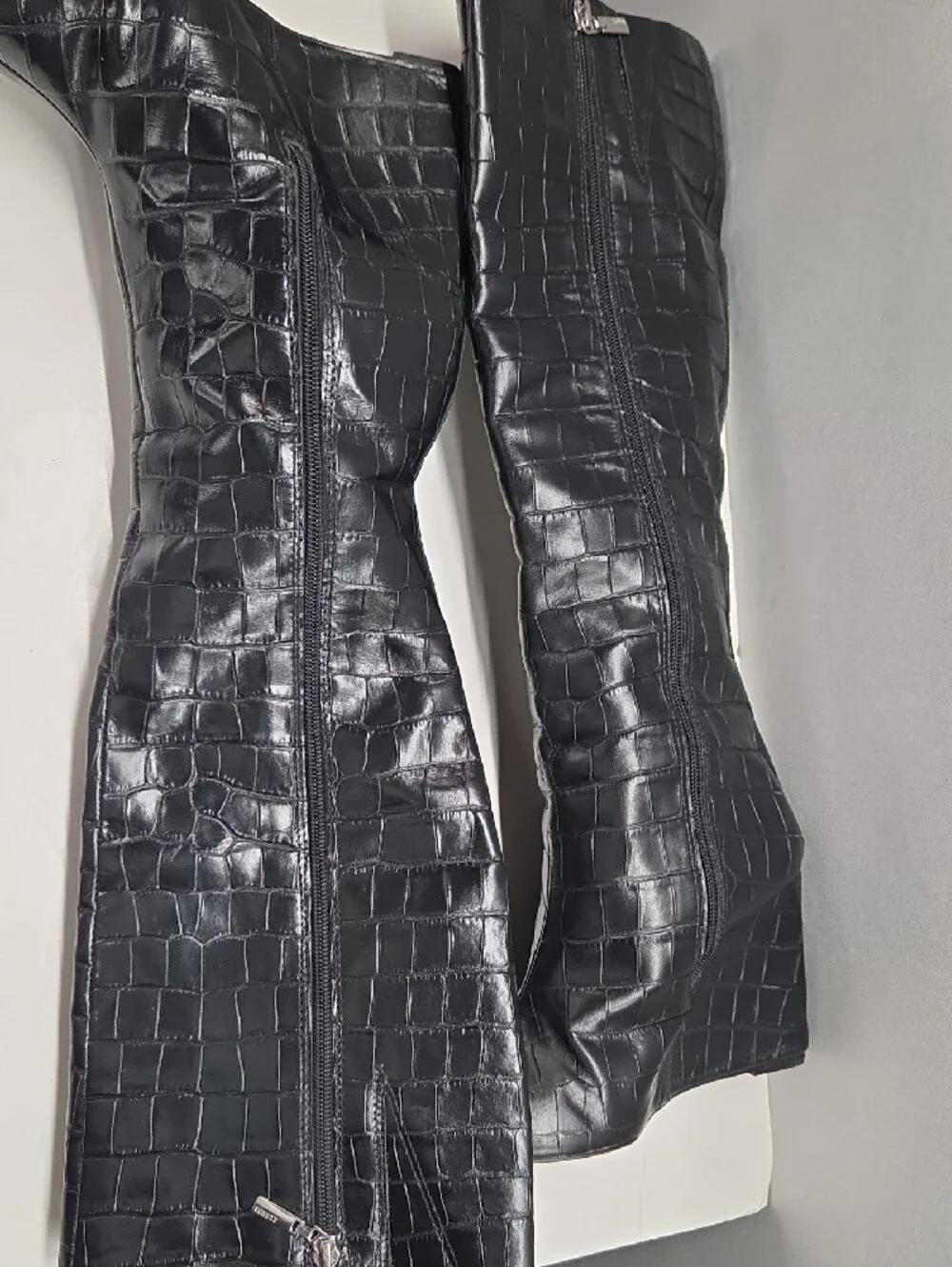 SCHUTZ Black Leather Croc-Embossed Pointed-Toe Knee Boots with Wedge Heel Size 8